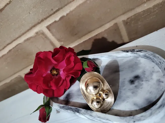 Anel grande oval com três meia bolas folheado em ouro 18k 