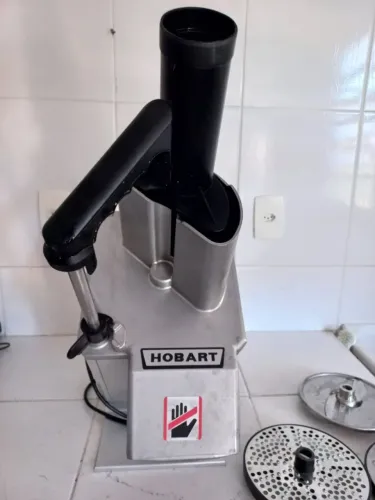 Ralador Industrial Hobbat 220 v com 4 lâminas em ótima conservação. 