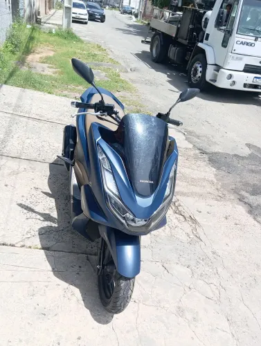 Moto de garagem sem detalhes 