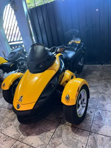 triciclo spyde can am cambio manual.