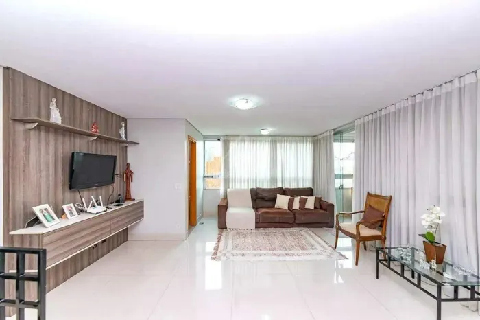 Apartamento com área privativa, 4 quartos (2 suítes e 2 semi-suítes) no bairro Prado