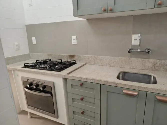 Sala, quarto + dependência revertida com armário embutido e ar condicionado nos quartos