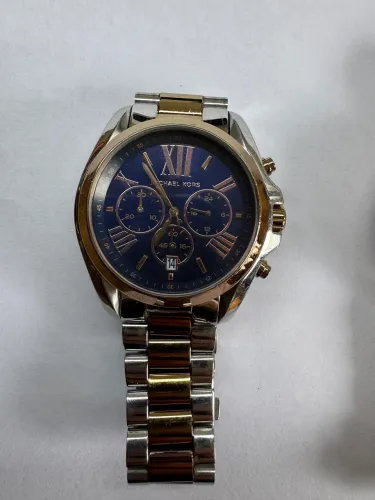 relógio michael kors bradshaw MK5976 original bicolor (prateado/dourado) fundo azul