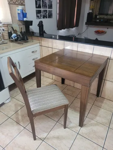 Mesa de jantar em madeira maciça com cadeira estofada