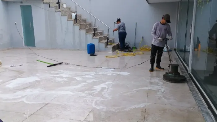 Limpeza e Higienização de pisos e pedras