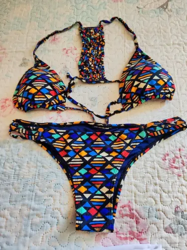 Vendo biquíni com detalhes