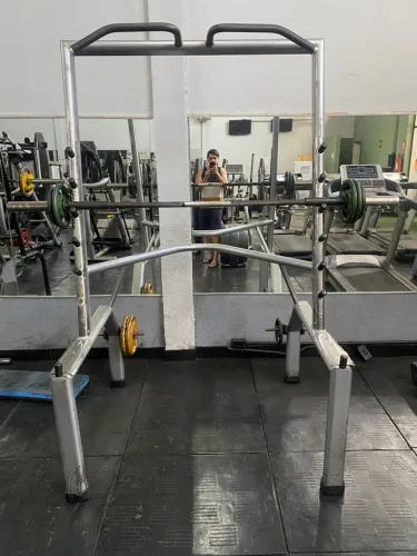 Suporte agachamento com barra olimpica