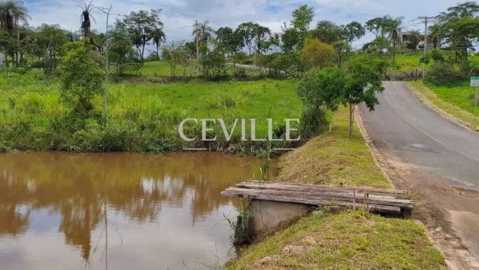 Lindo lote em condomínio com lago ao fundo