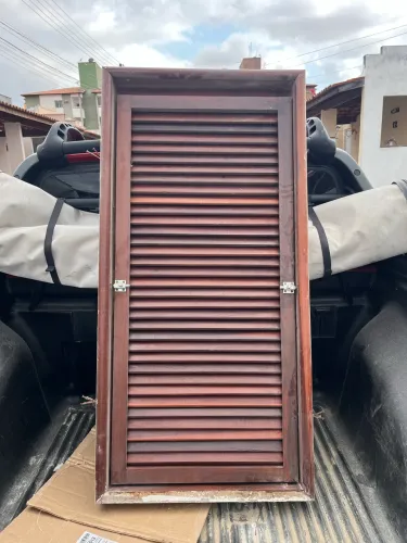 Janela de veneziana de madeira 