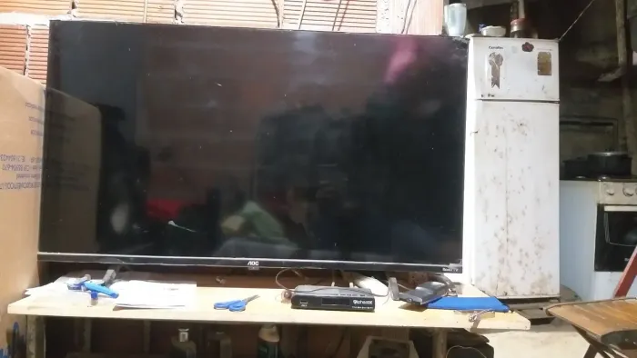 TV led aoc roku 40 polegadas seme nova só que cau do raque e quebrou a tela