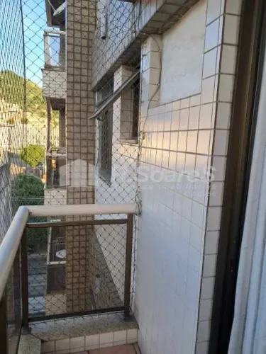 Apartamento com 03 quartos, sendo 1 suíte, na rua Candido Benicio, em Campinho.