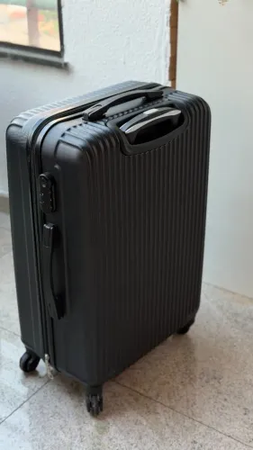 Mala de Viagem Rígida Preta Tamanho Médio