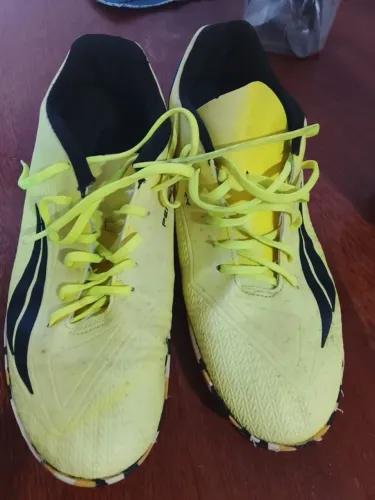 Pênalti Fúria XXII(modelo Society) na cor amarelo néon, solado camuflado
