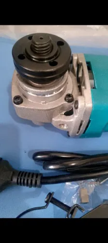 Esmerilhadeira/Lixadeira 110V - 700W Acompanha 2 discos.
