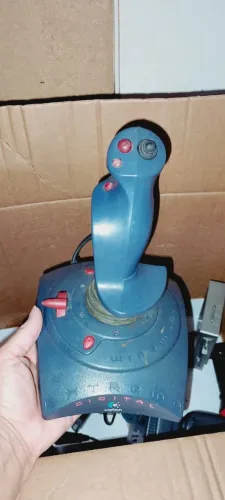 2 controles Joystick antigos.