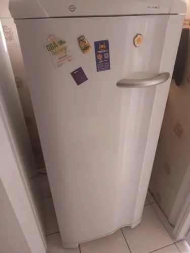 Vendo freezer vertical com 4 gavetas, volume 145,0 LTS  tamanho 1,35 x0,55 x 0,65 