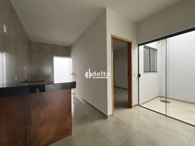 Casa com 2 quartos sendo sendo 1 suíte disponível venda no bairro em Uberlândia-MG