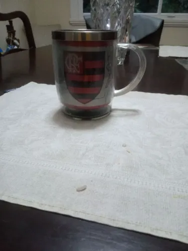 Vendo caneca do flamengo com material que mantém o líquido em temperatura ideal.