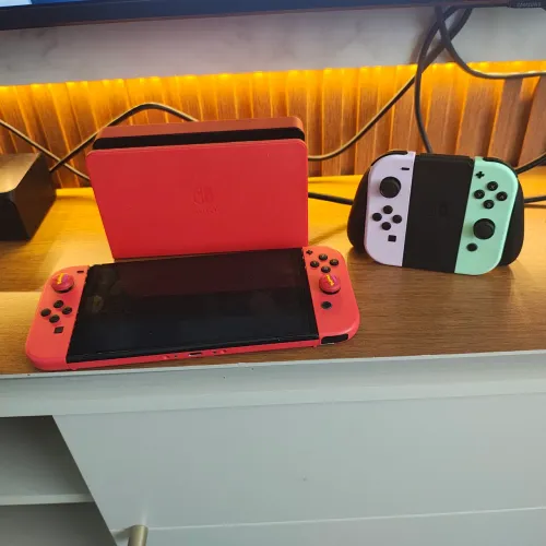 Nintendo Switch OLED com jogo Mario Kart