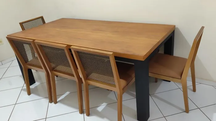 Vendo mesa e banco madeira pequi e cadeiras em couro