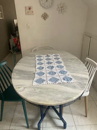 Mesa oval em mármore