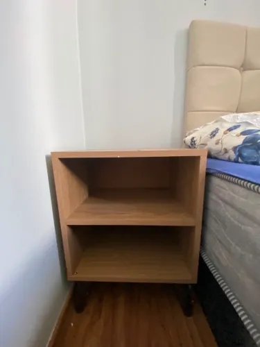 Mesa de Cabeceira Retrô com Prateleira Completa Móveis Oak - Marrom