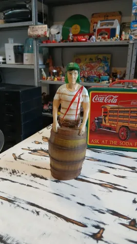Boneco do Chaves no barril