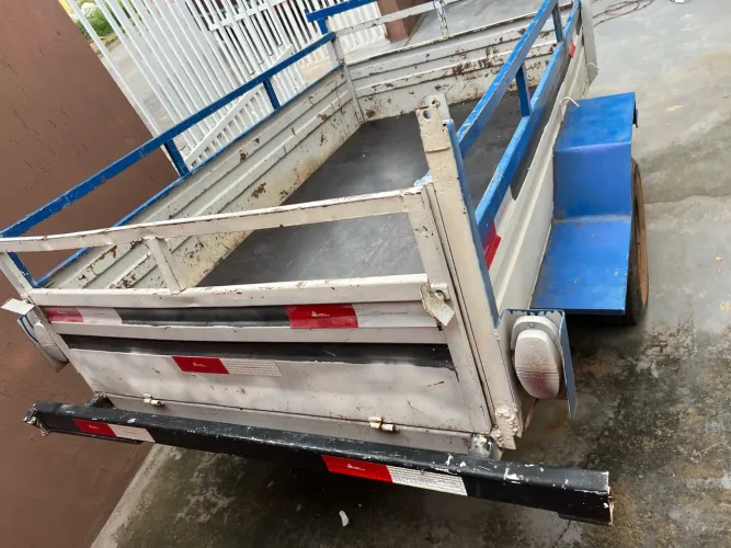 Carretinha com caixa de ferramenta 