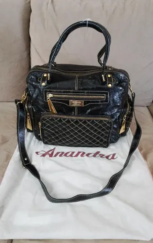 Vendo uma linda bolsa anandra. 