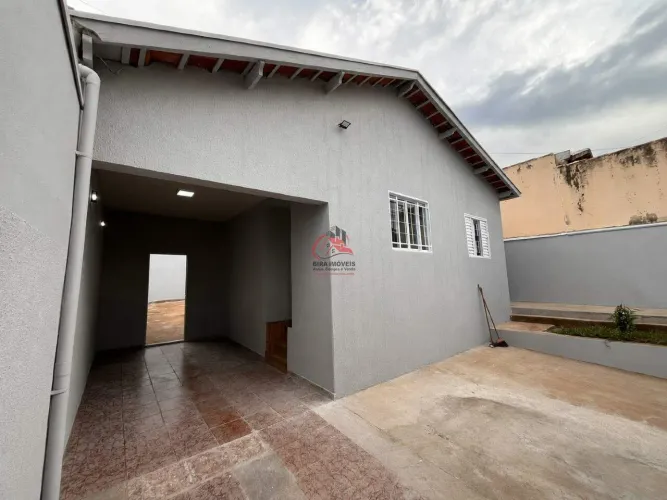 Casa à Venda com 2 Quartos e Terreno de 200m²
