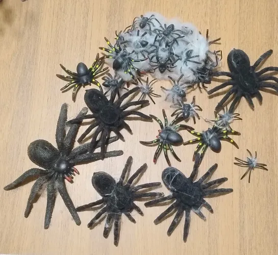 Várias aranhas decorativas para o halloween