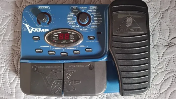 Pedaleira Behringer V-AMP com pedal de efeitos