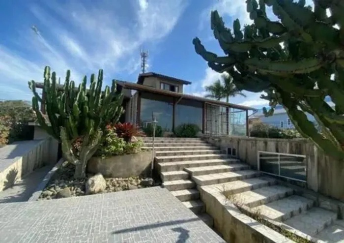 Casa semi-mobiliada, 04 quartos na Praia do Santinho