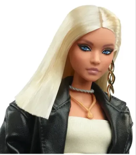 Boneca Barbie maeve reilly signature