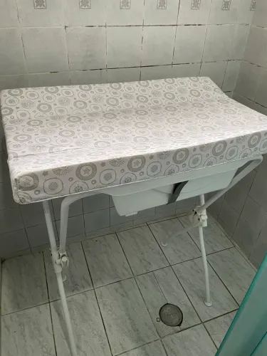 Banheira com suporte e trocador