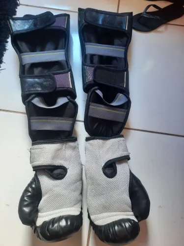 Vendo uma. Luva de Box e uma caneleira pra maytay