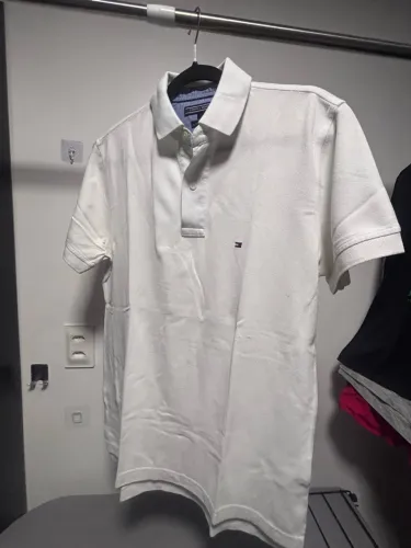 Polo Tommy Hilfiger Branca ?P? usada com marcas