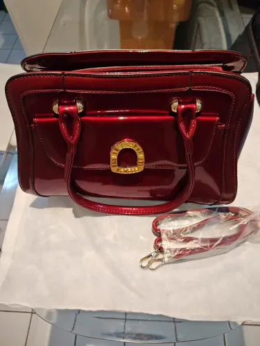 Bolsa feminina com zíper.