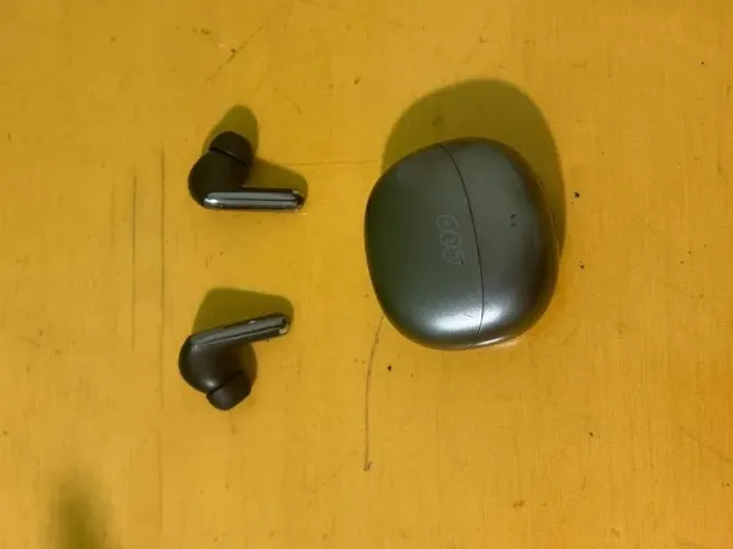 Fones QCY com estojo - só um lado funciona, molhou