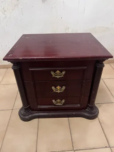 Criado-Mudo Clássico de Madeira - 3 Gavetas