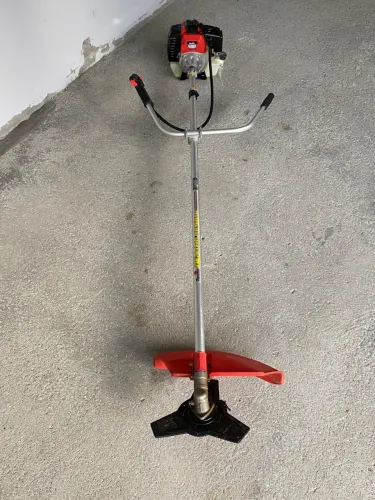 Roçadeira a Gasolina Toyama RT43L-B 43cc com Nylon e Lâmina de 3 Facas Corte 42cm