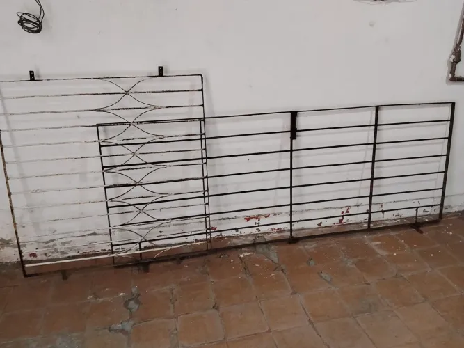 Porta e janela de ferro e porta de madeira e vidro