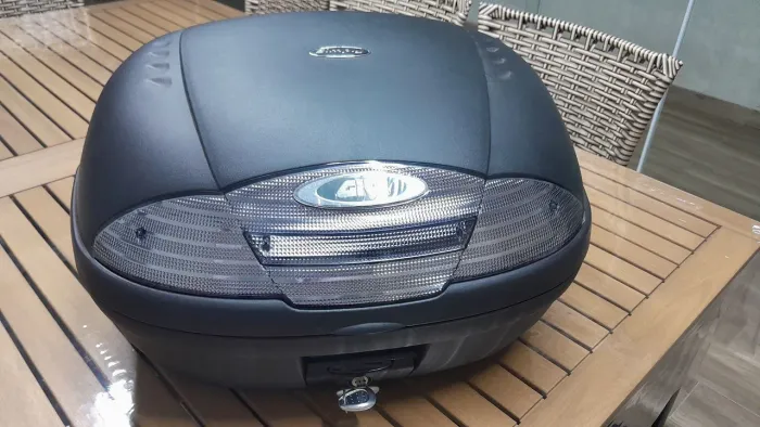 Baú Bauleto Moto 45 litros GIVI Monolock Simply 2 Capacetes