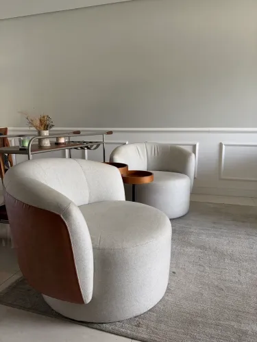 Poltronas giratórias 90cm de diâmetro em tecido e couro 