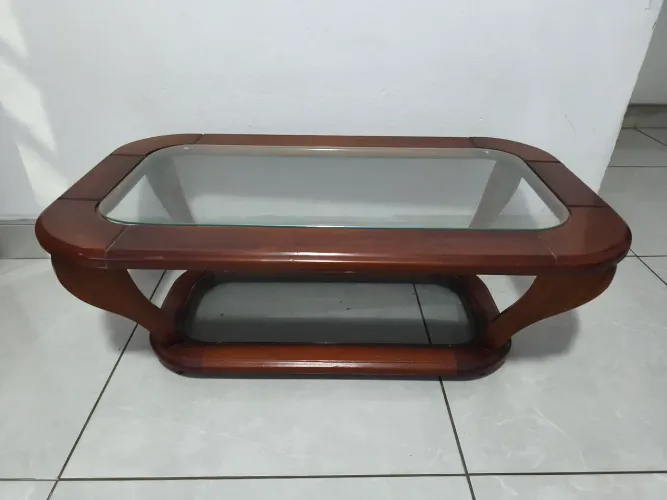 Mesa de centro de madeira com vidro