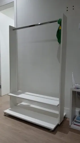 Araras em MDF e balcao metal com vidros 