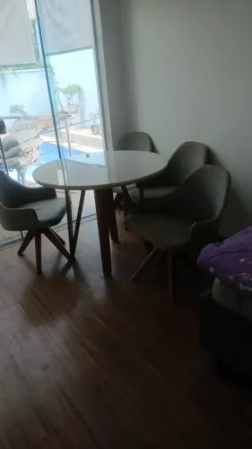 Mesa com 4 cadeiras de linho