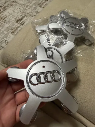 Vendo calotas originais para Audi R$ 300 reais Whats *87