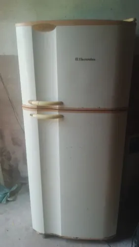 Vende se geladeira