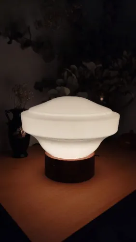 Luminária com base em madeira torneada segmentada, cúpula de opalina no formato chapéu